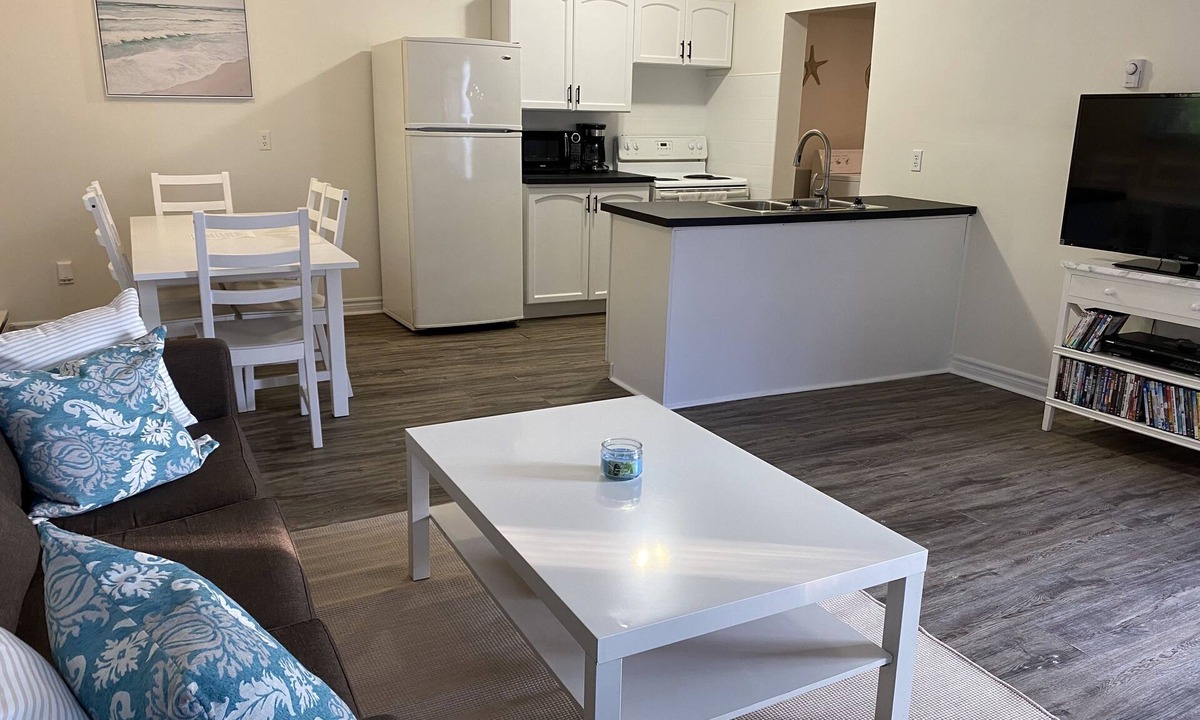 Wasaga Beach Cottage | 2 bdrm. sleeps 7, just a short walk to beach 1 !
