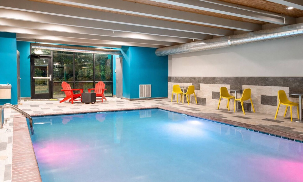 Roswell Hotel | 2 Beautiful Units Near Spring River Zoo. FREE Parking and Breakfast!