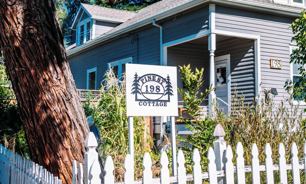 Auburn House | 2 bed 1 bath cottage in downtown Auburn- fenced yard, WiFi and AC. Dog friendly
