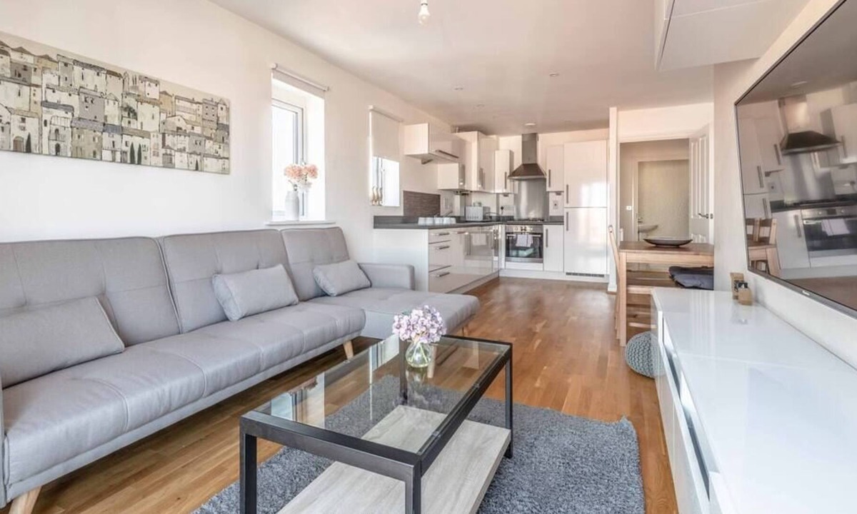 Langley Marish Apartment | 2 Bed, 2 Bath & Free Parking Near Heathrow