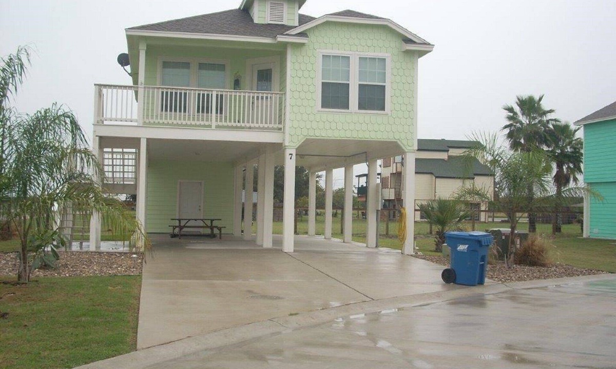 Aransas Pass House | 2 bed 2 bath, furnished, all utilities for long term renter!