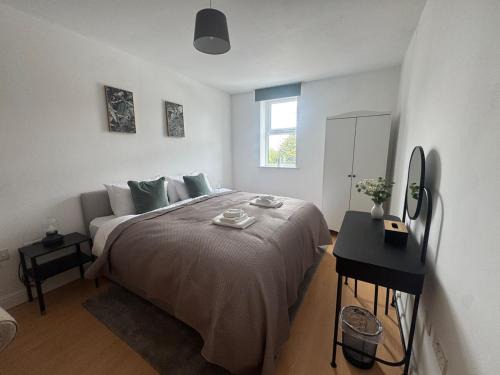 Morley Apartment | 2 bed - 2 bath, gated parking, M62 J27