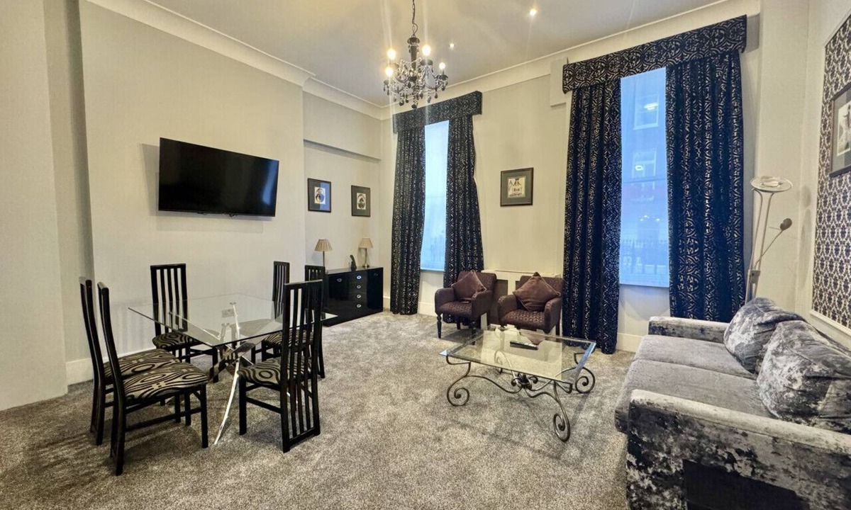 City of Westminster Condo | 2 Bed/2 Bath Large Flat, Ground Floor, Sky TV, AC