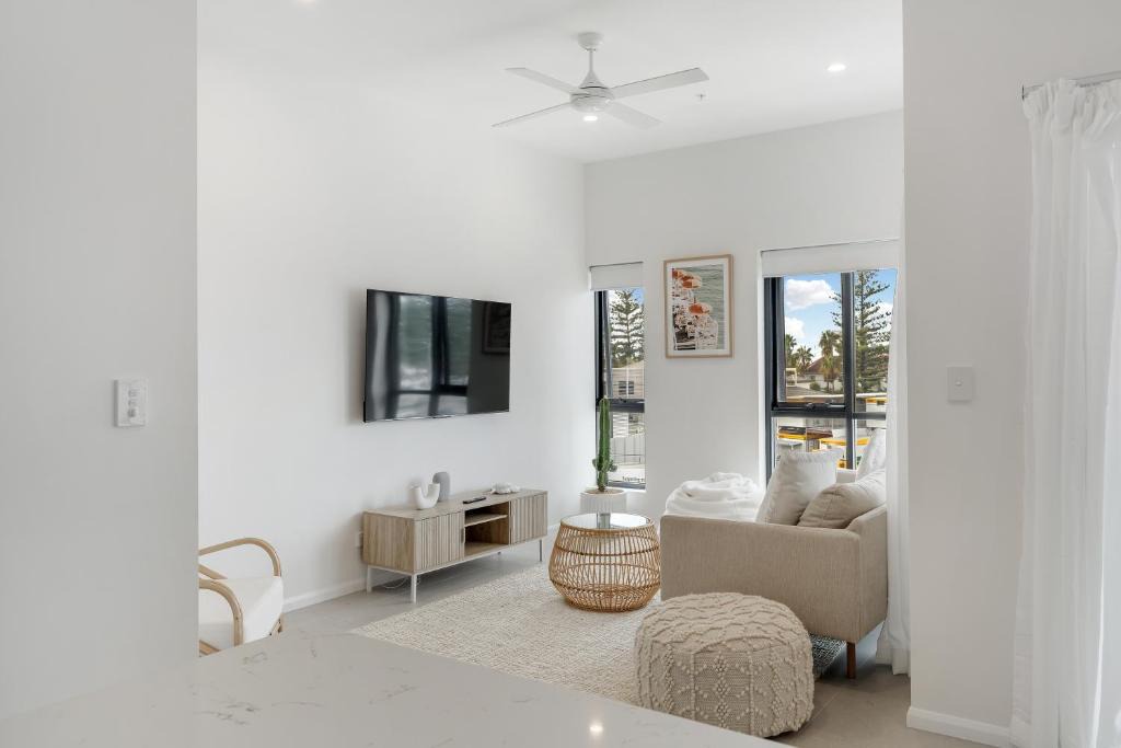 Miami Apartment | 2 Bed, 2 Bath Ocean View Apt! Parking, 250m to Beach