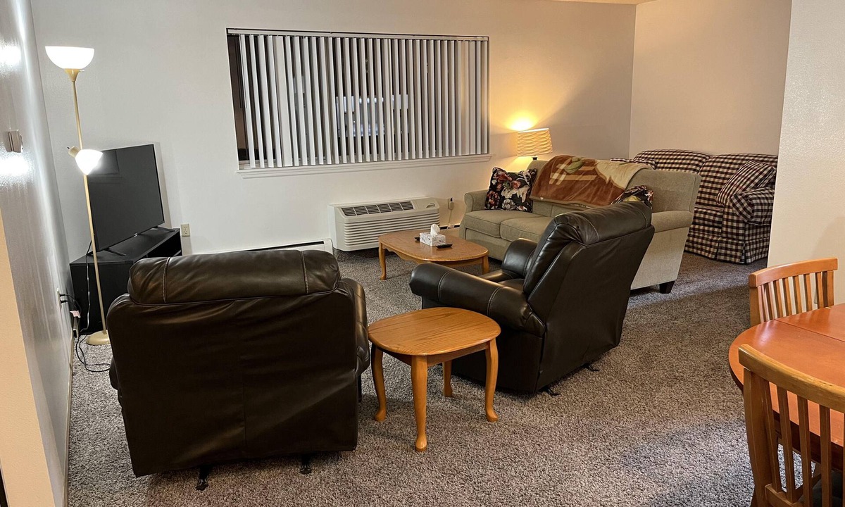 Cedar Rapids House | 2 bed 2 bath Spacious Apartment Downtown CR