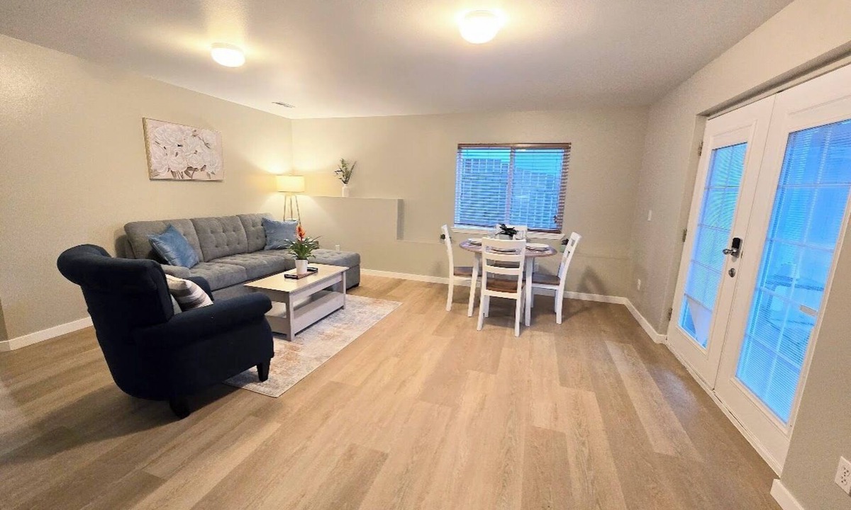 Lynnwood House | 2 bed 2bath guest house with private entrance, near light rail & Seattle