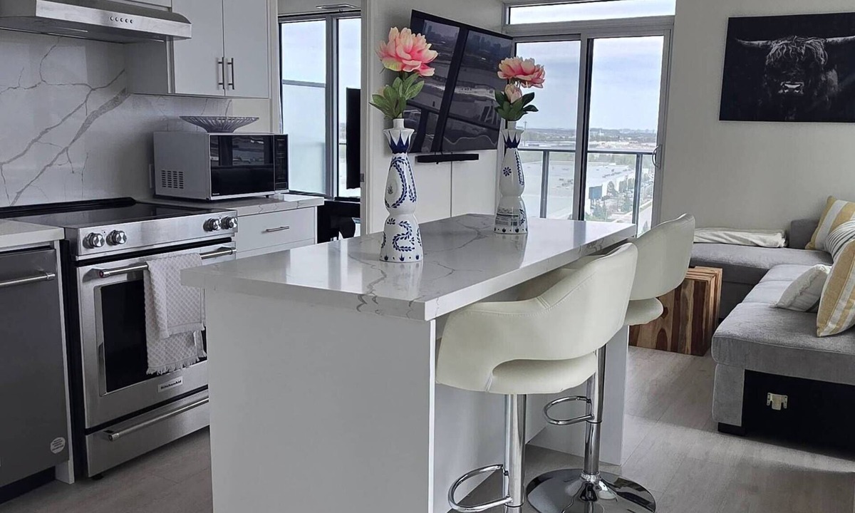 Vaughan Condo | 2 bed 3 bath Corner unit Central GTA in Vaughan. 5 mins from TTC/VIA station.