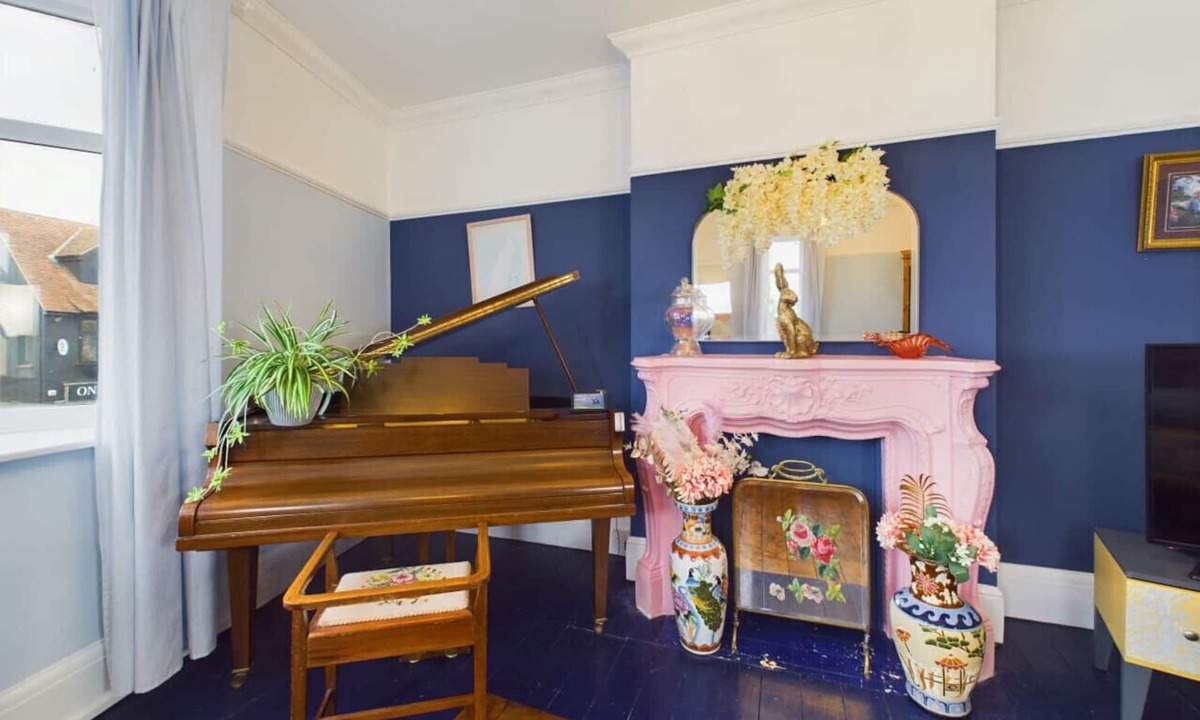 Leigh-on-Sea Apartment | 2 Bed Apartment- Leigh Broadway