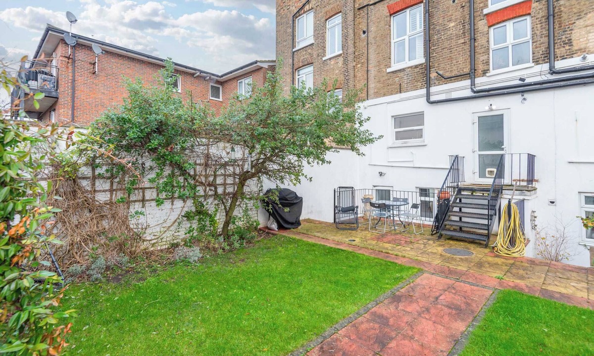 Coppetts Apartment | 2-Bed Apartment Steps from Muswell Hill