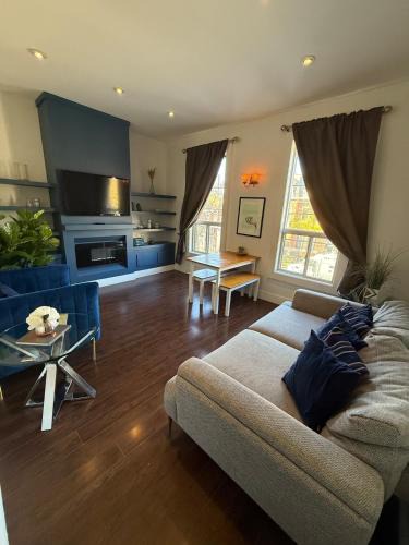 Cabbagetown House | 2 Bed Apartment in DT Toronto with Free Parking