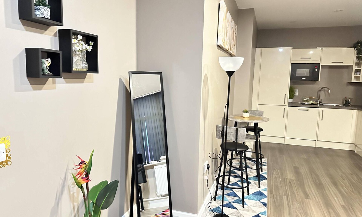 Dudley Apartment | 2 Bed Apartment - Sleeps 4 - Wifi - Parking