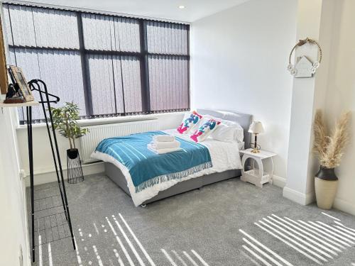 Dudley Apartment | 2 Bed Apartment - Sleeps 4 - Wifi - Parking