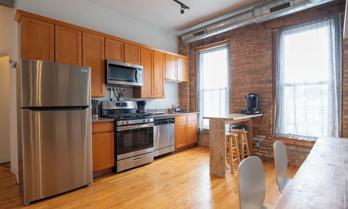 West Bucktown Apartment | 2 Bed Apt in Heart of Logan !