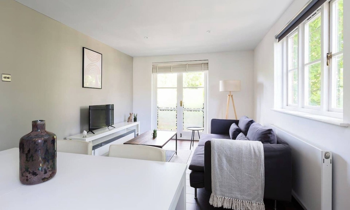 Parsons Green and Walham Apartment | 2 Bed Balcony Flat Chelsea Harbour