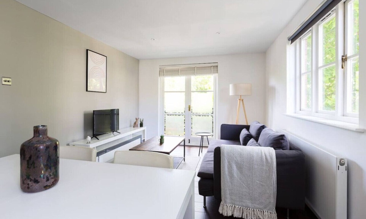 Fulham Broadway Apartment | 2 Bed Balcony Flat in Fulham