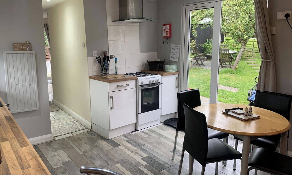 Denbigh Cabin | 2-Bed Cabin Sleeps 4 -Small Pets Ok -Free Parking