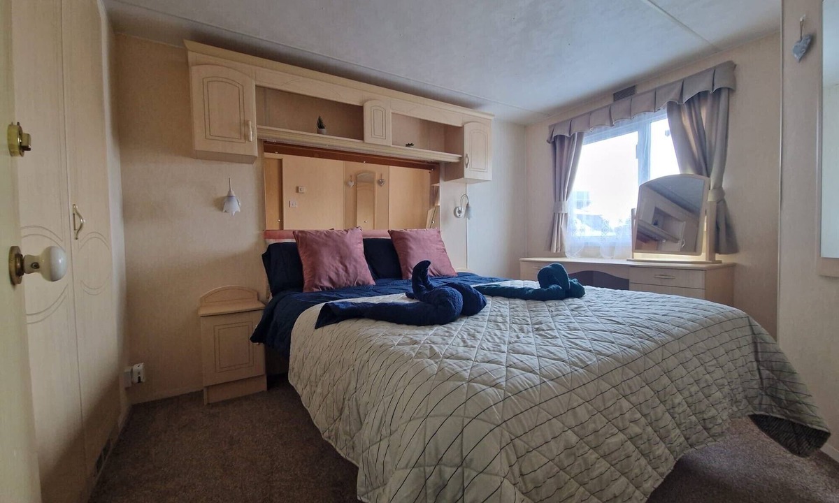 Penparcau Ski Chalet | 2 Bed Caravan - Sleeps 6 - Pets - Pool - Parking