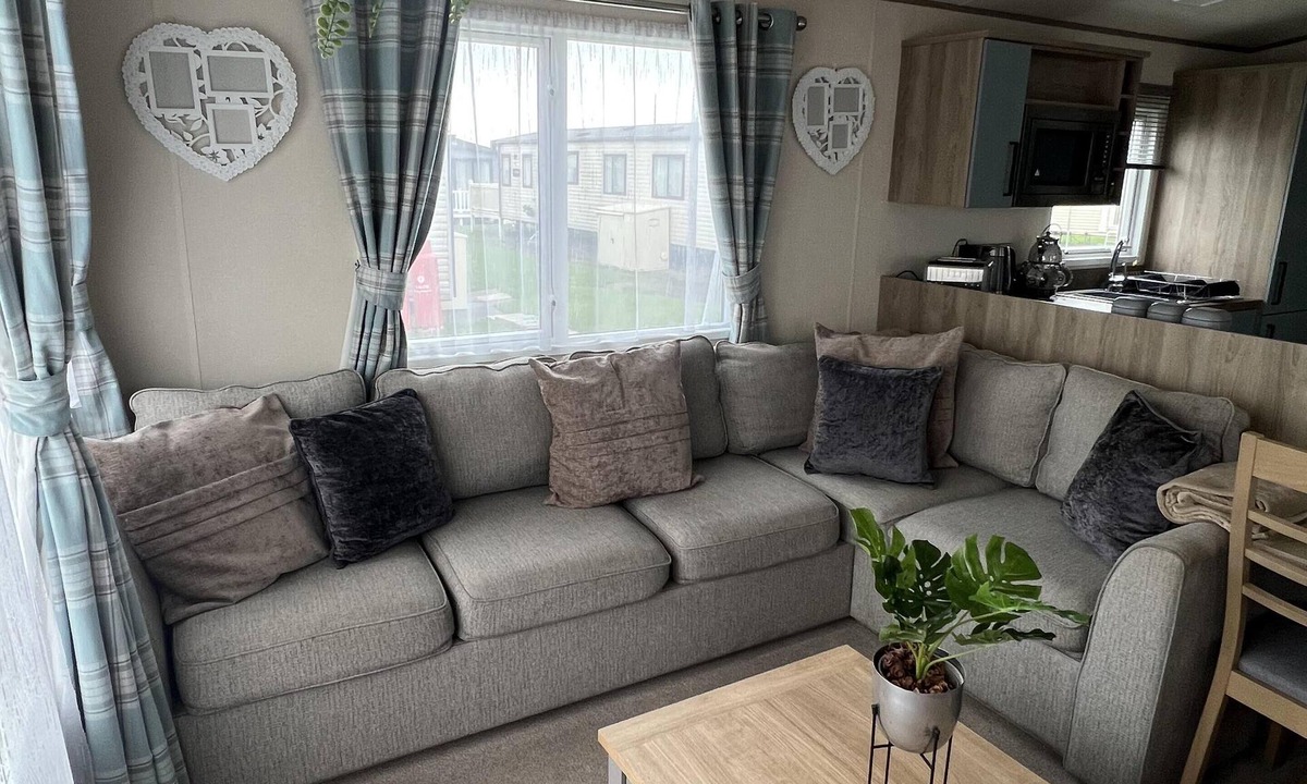 Whitley Bay Cabin | 2 Bed Caravan - Sleeps 6 - Parking - Pets