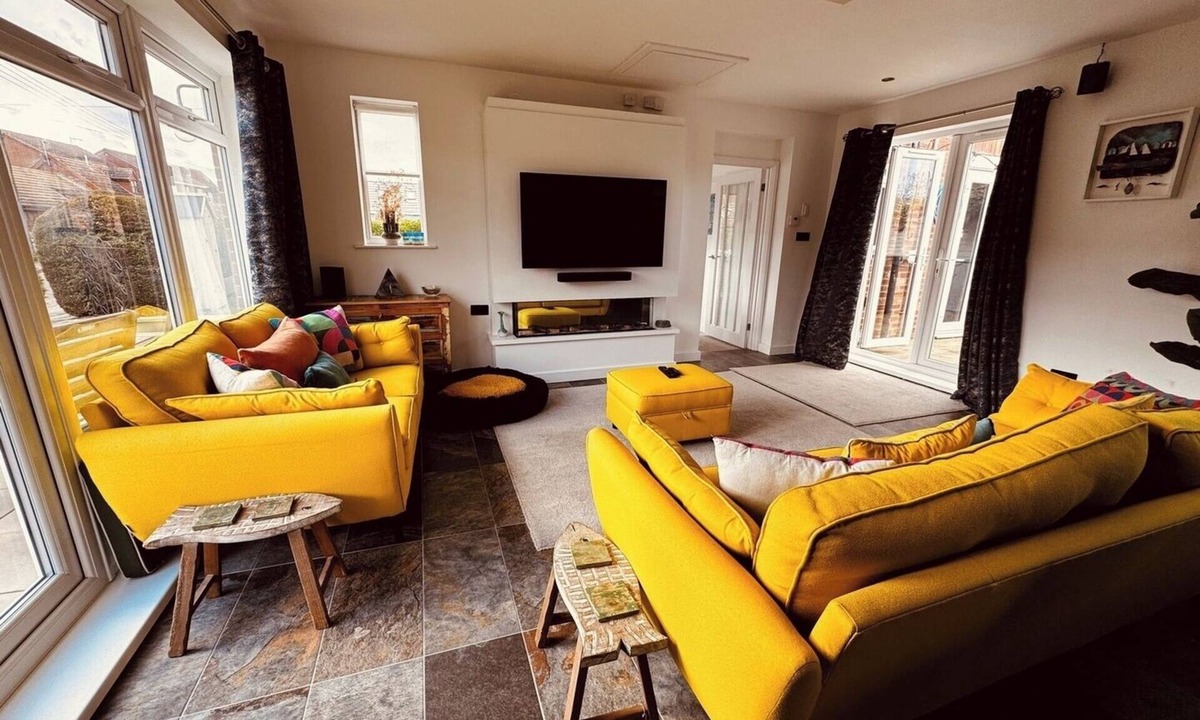 Pakefield House | 2-Bed Coastal Haven with Private Spa Pool and Tub