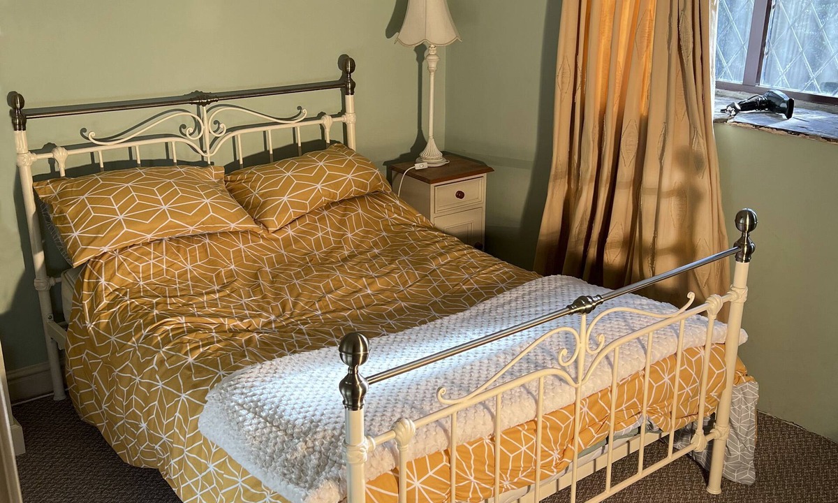 Hebden Bridge Cottage | 2 Bed Cottage - Sleeps 4 - Pets - Parking