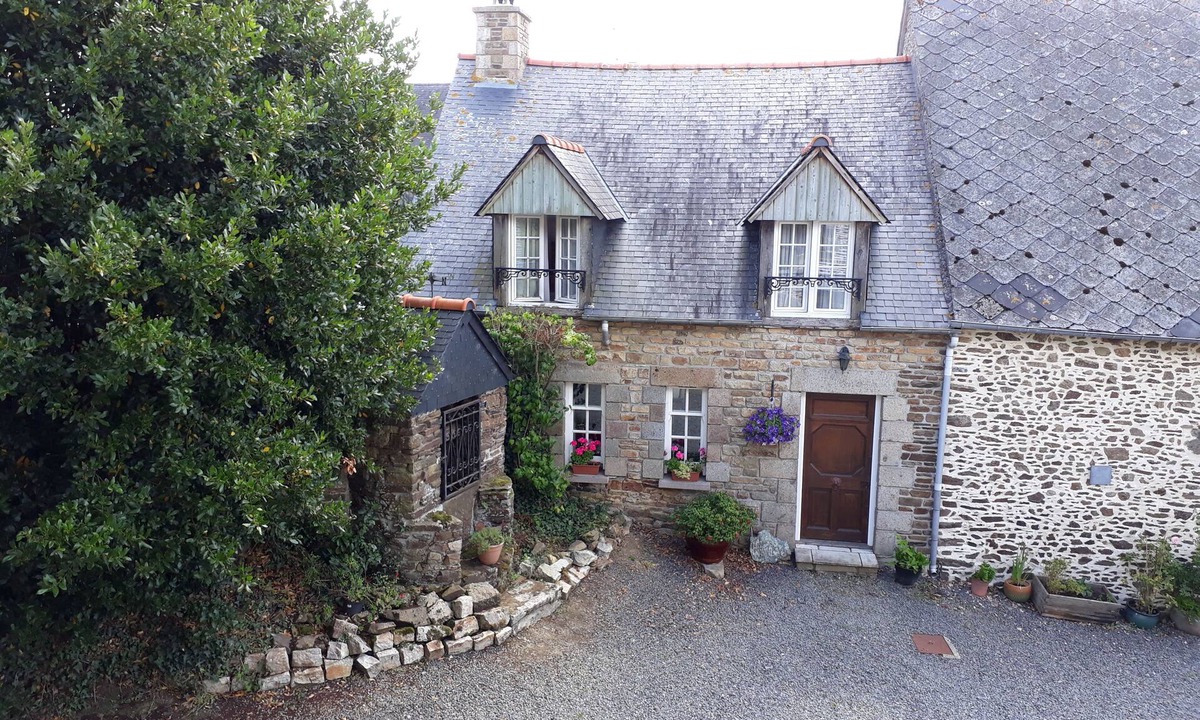 Saint-Ouen-La-Rouerie Cottage | 2 Bed Cottage. Sleeps 5. 30 minutes from Mont St Michel