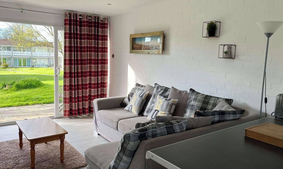 Saint Columb Major Cottage | 2 Bed Cottage Sleeps 5 - Pets Allowed