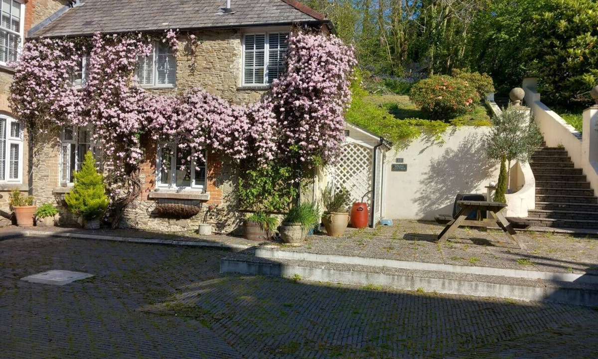 Chillington House | 2 Bed Cottage with swimming pool