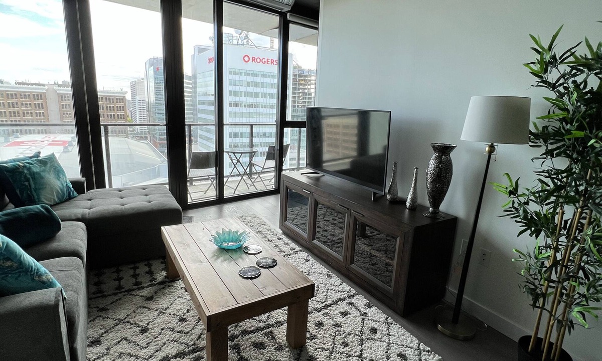 Downtown Winnipeg Apartment | 2 bed downtown across jets arena king bed wifi