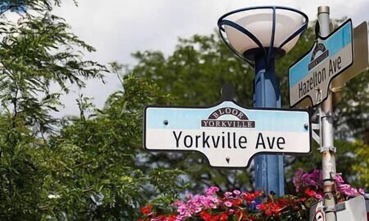 Bay Cloverhill Condo | 2 Bed Elegant Yorkville Condo, Best Location + Gym