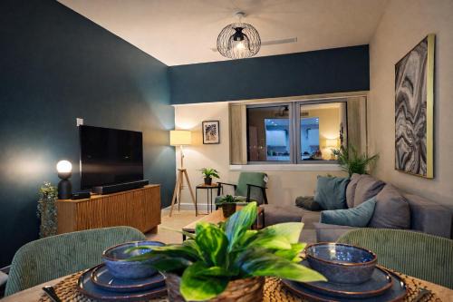 Central Milton Keynes Apartment | 2 Bed Flat - Contractor - Central MK - Parking - Sleeps5