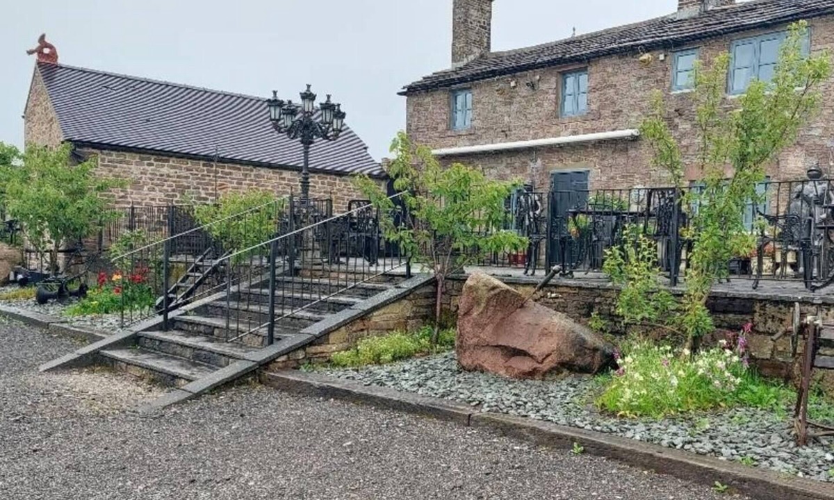 Longnor Apartment | 2 Bed Flat - Sleeps 3 - Parking - Wifi