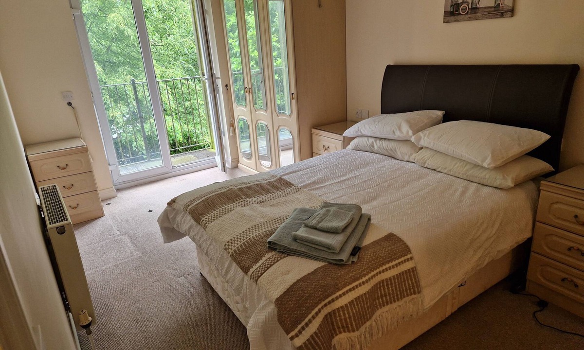 Southampton City Centre Apartment | 2 Bed Flat - Sleeps 4 - Parking - Wifi