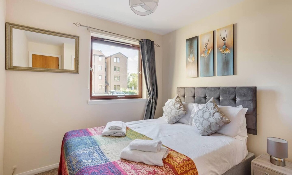 Central Aberdeen Apartment | 2 Bed Flat - Sleeps 4 - Parking - Wifi