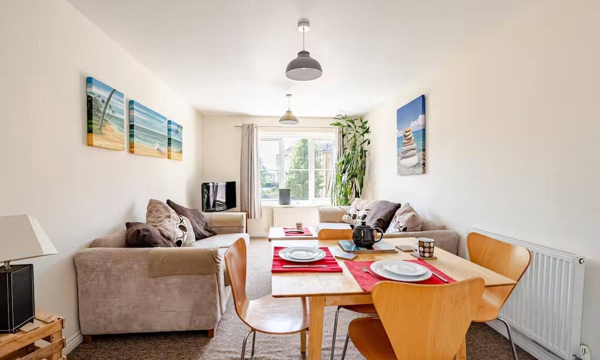 Portsmouth Apartment | 2 Bed Flat - Sleeps 4 - Pets - Parking - Garden