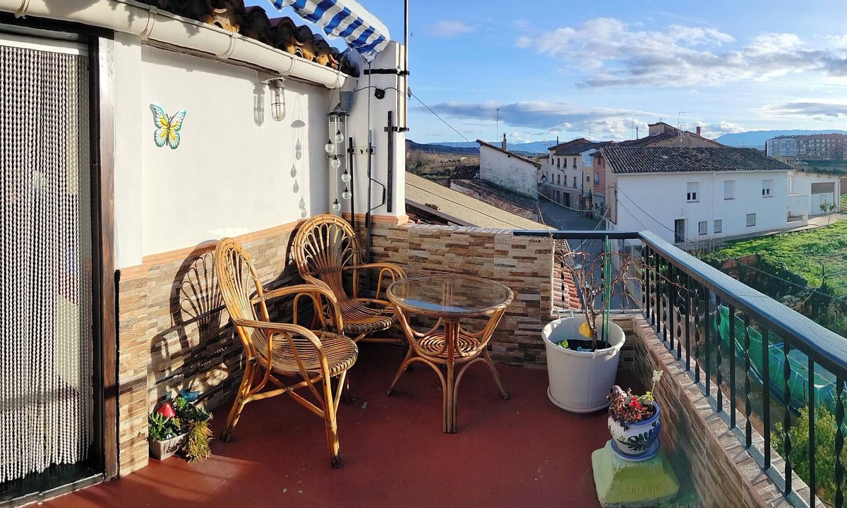 Fuenmayor House | 2 Bed Flat - Sleeps 4 - Parking - Wifi