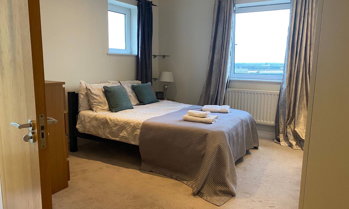 Royal Docks Apartment | 2 Bed Flat - Sleeps 4 - Parking - WIfi