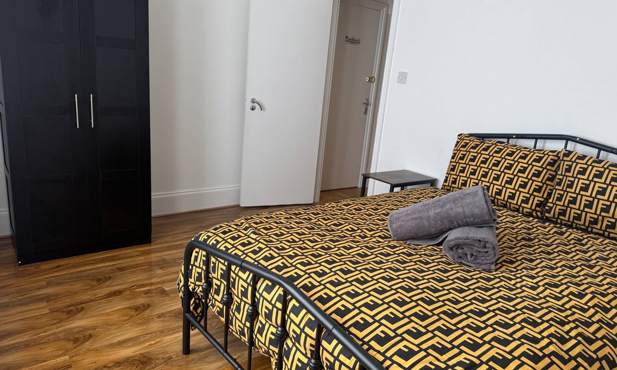 Charlton Apartment | 2 Bed Flat - Sleeps 4 - Parking - Wifi