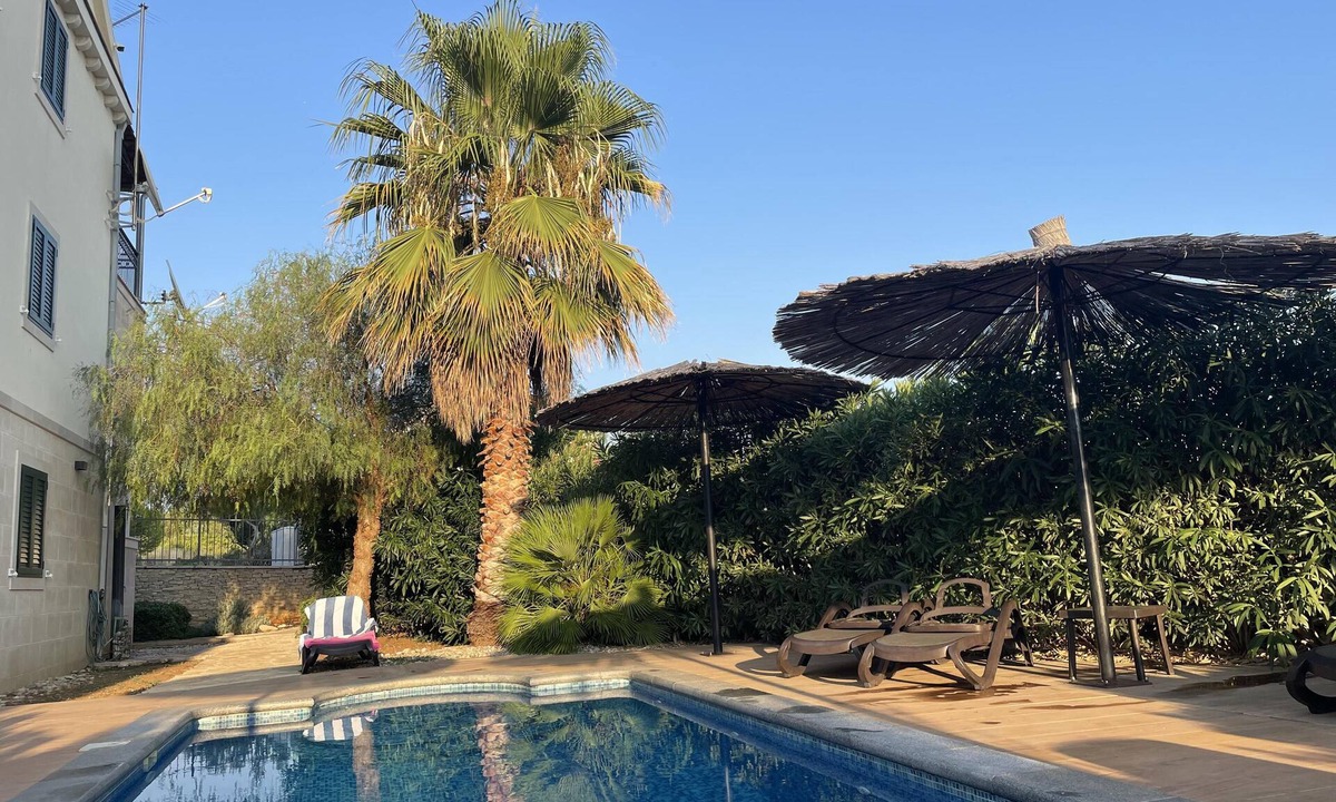 Milna (Brac) Apartment | 2 Bed Flat - Sleeps 6 - Pool - Garden - Parking