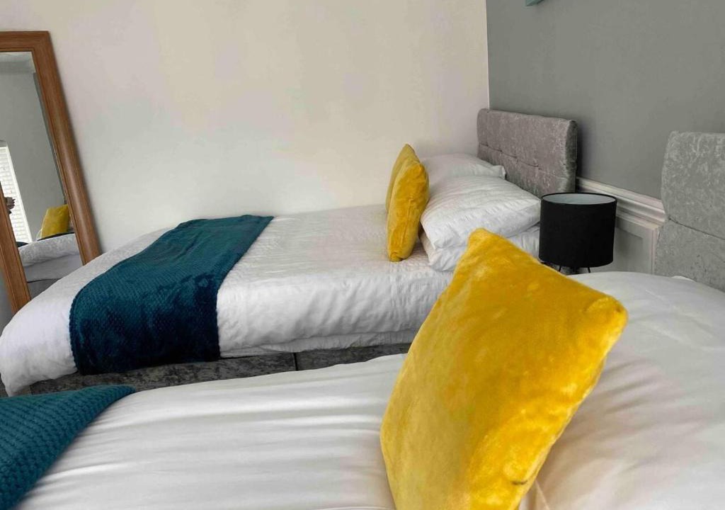 Cwmbrwla Apartment | 2 Bed Flat - Sleeps 7 - Parking - Wifi