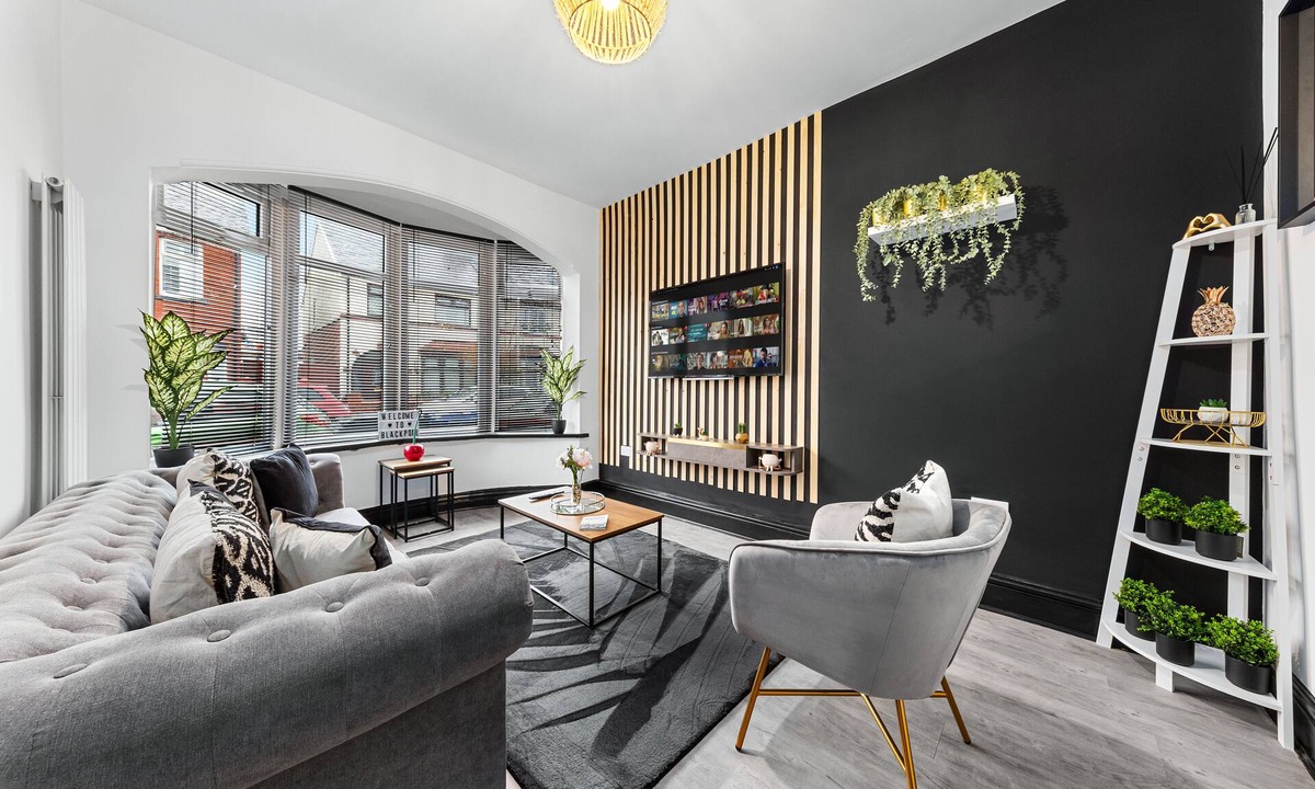 Blackpool House | 2 Bed Flat - Sleeps 8 - Pets - Parking - Wifi