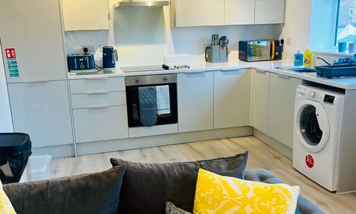 Long Eaton Apartment | 2 Bed Flat - Sleeps 8 - Pets - Garden - Parking