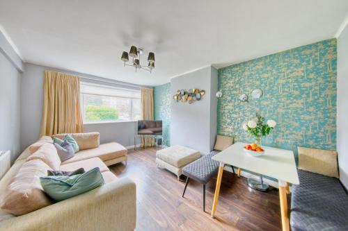 Hampton Wick Apartment | 2 bed flat - SW London with parking