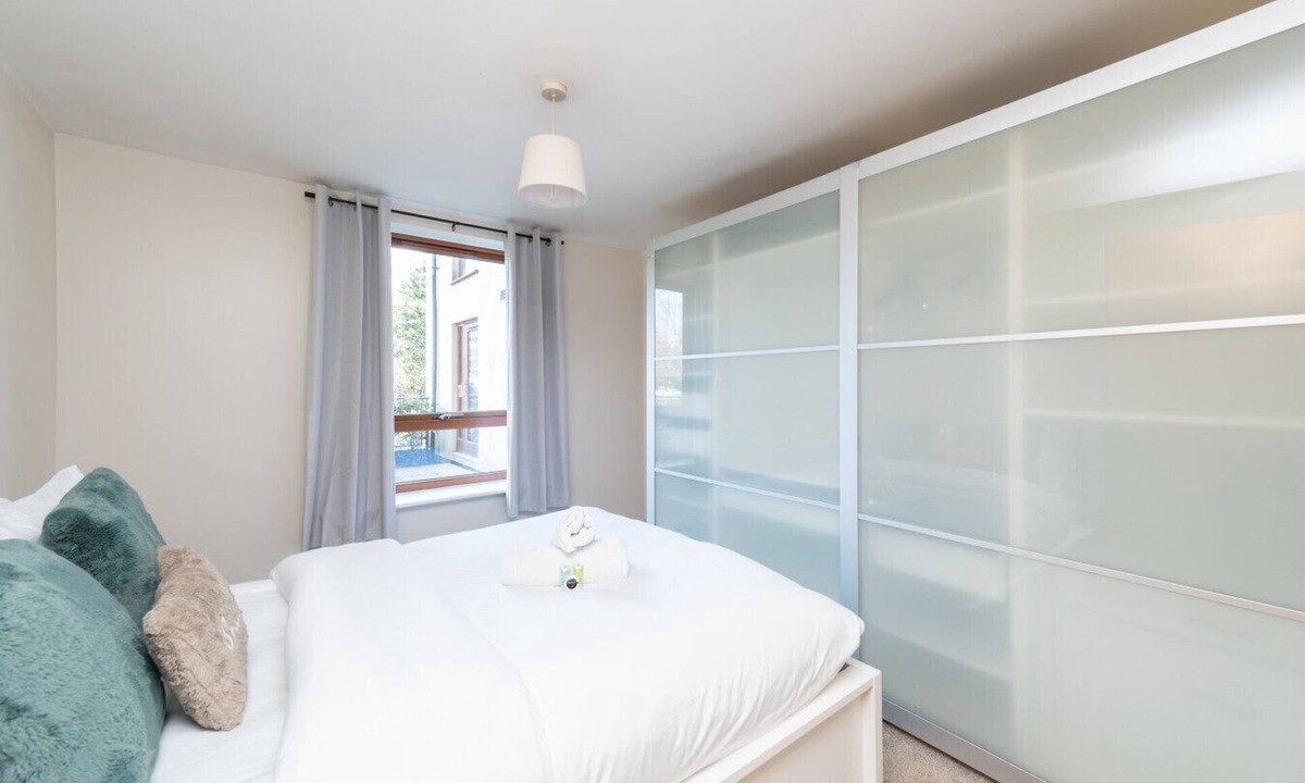 Crawley Apartment | 2 bed flat with parking