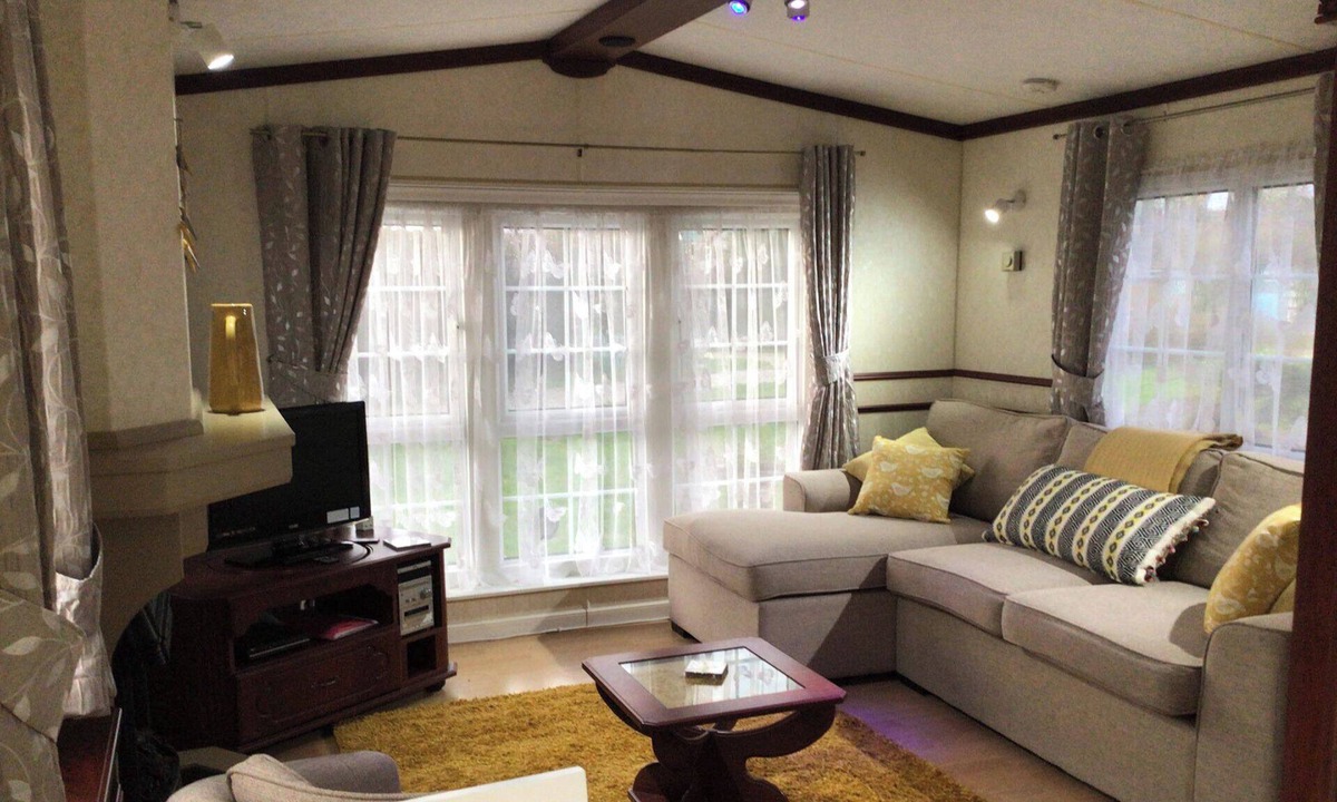 Grade Apartment | 2 Bed Home Sleeps 4 - Pets, Balcony, Parking