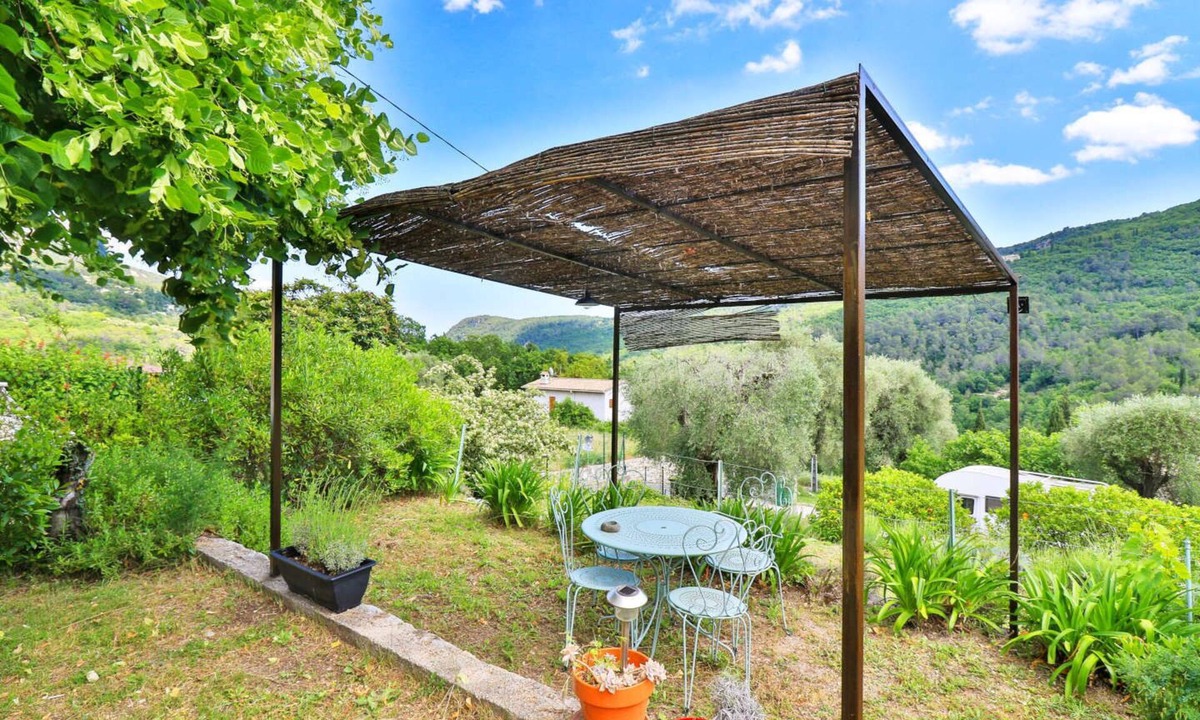 Le Bar-sur-Loup Apartment | 2 Bed House Sleeps 4 with Garden