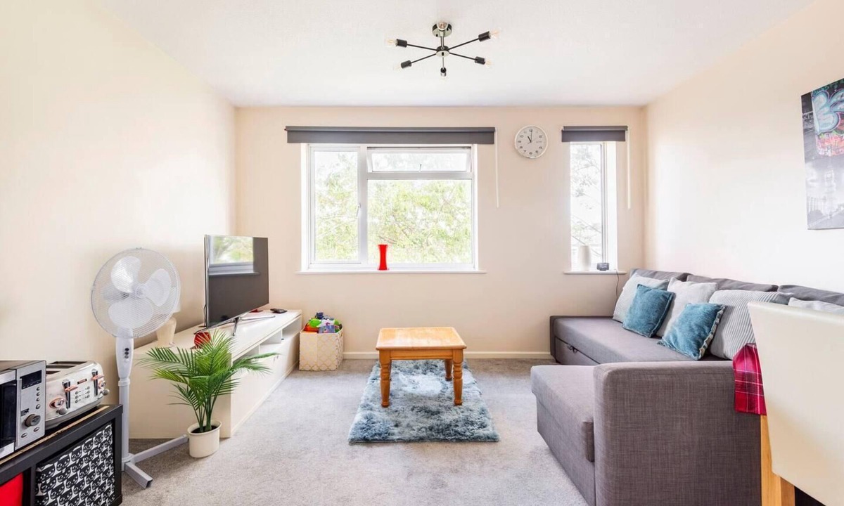 Bletchley House | 2 Bed House - Sleeps 8 - Wifi - Parking