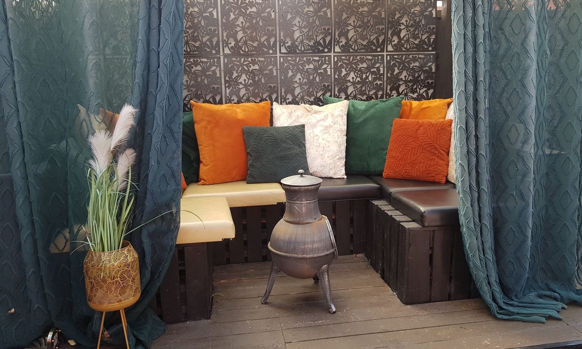 Farnworth Apartment | 2 Bed House - Sleeps 4 - Pets - Garden - Parking