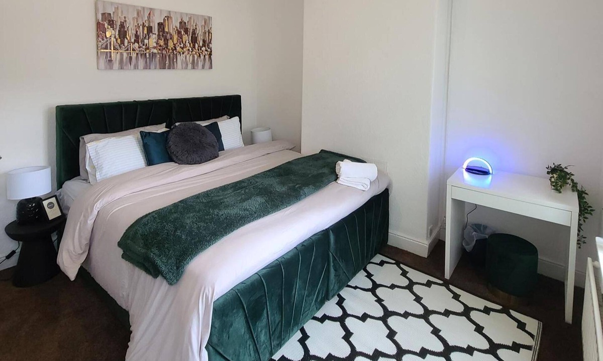 Manchester House | 2 Bed House - Sleeps 5 - Parking - Wifi