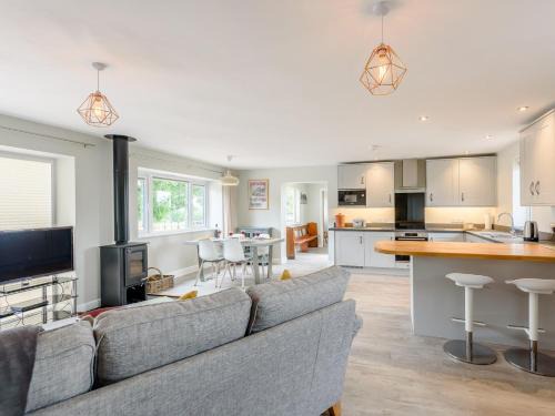 Newent House | 2 Bed in Cliffords Mesne 78696