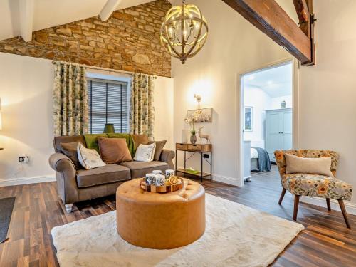 New Mills House | 2 Bed in New Mills 94058